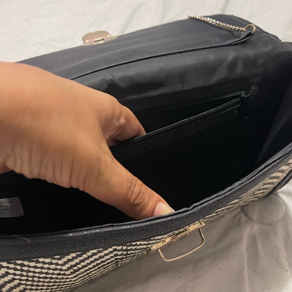 Woven summer straw bag with chain strap. - Picture 5 of 7